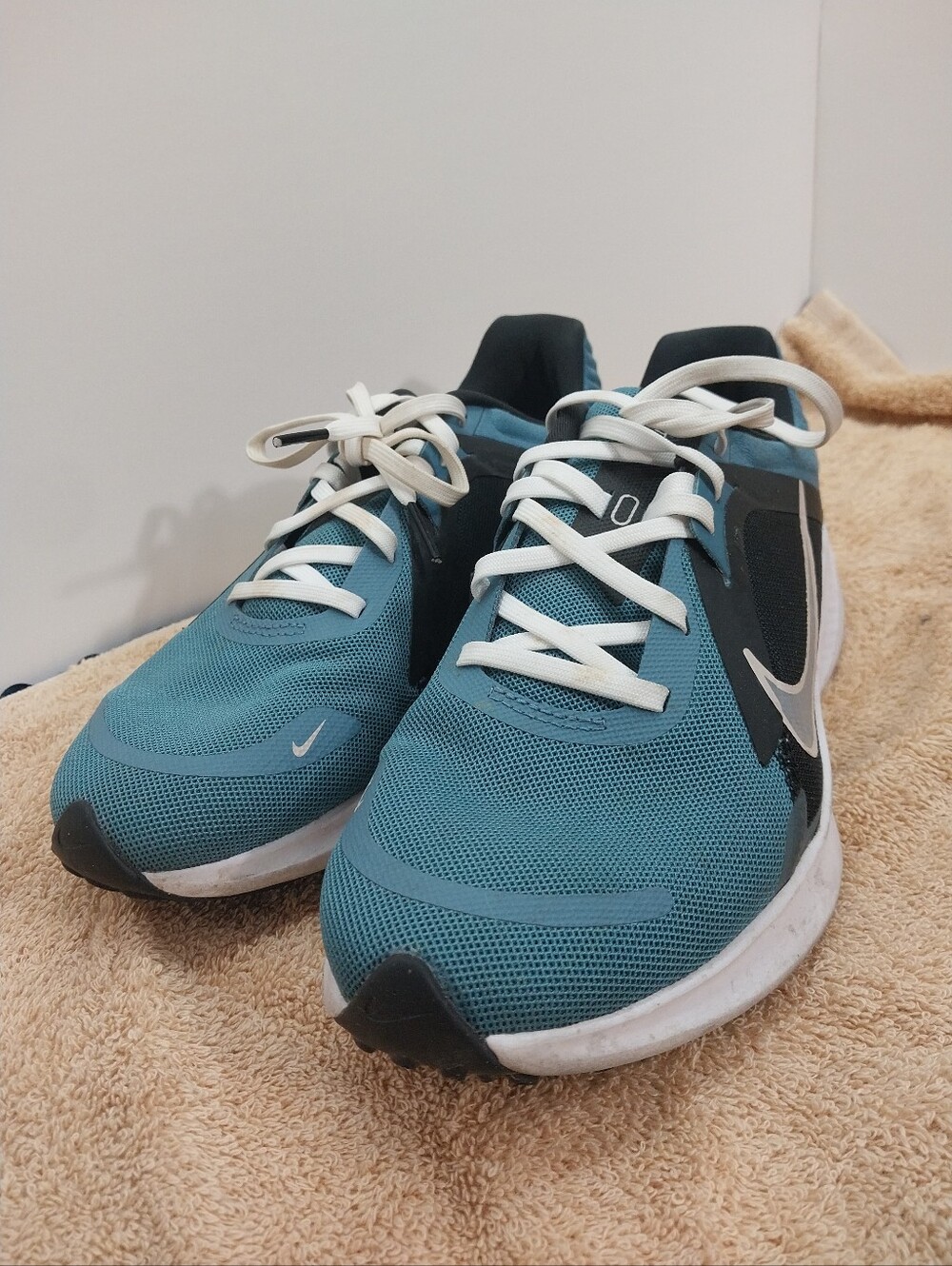 Nike Woman's Teal and White Athletic Running Shoes